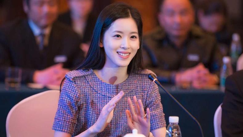 【虎嗅晚报】章泽天卸任刘强东关联公司董事;阿里回应被出售股份:能为雅虎帮点忙感到欣慰